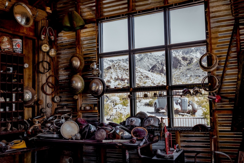 cordonnerie-LE VAL-min_shop_window_part_junk_abandoned-138873